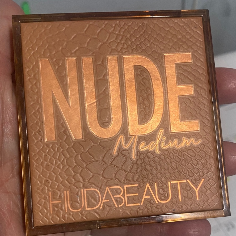 HUDA BEAUTY Nude Medium Eyeshadow Palette